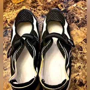 EUC Women's Avon Curves Walking Shoes